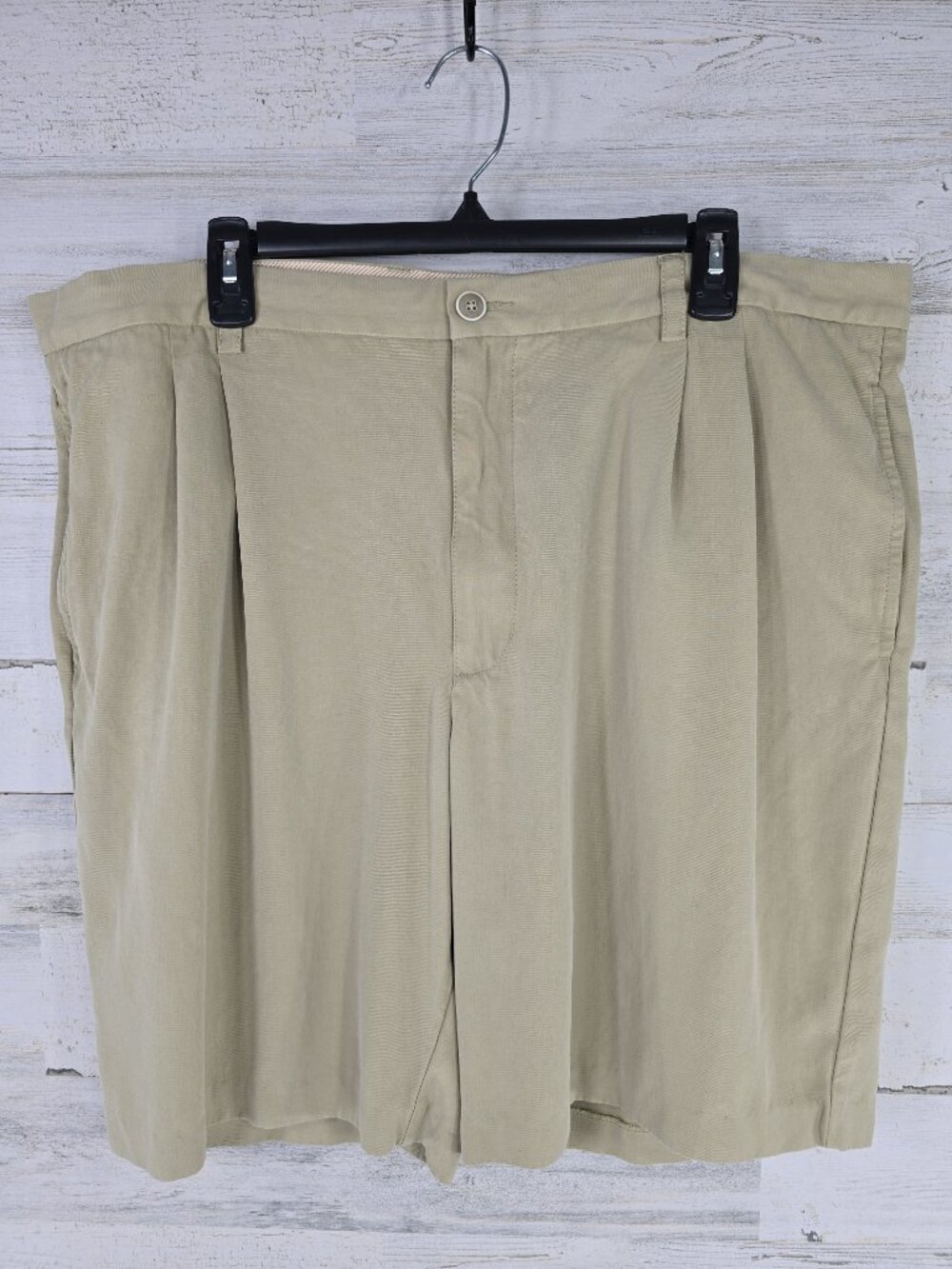 TOMMY BAHAMA MEN'S SIZE 40 CHINO SHORTS IN KHAKI 100% SILK INSEAM: 9in DRY CLEAN